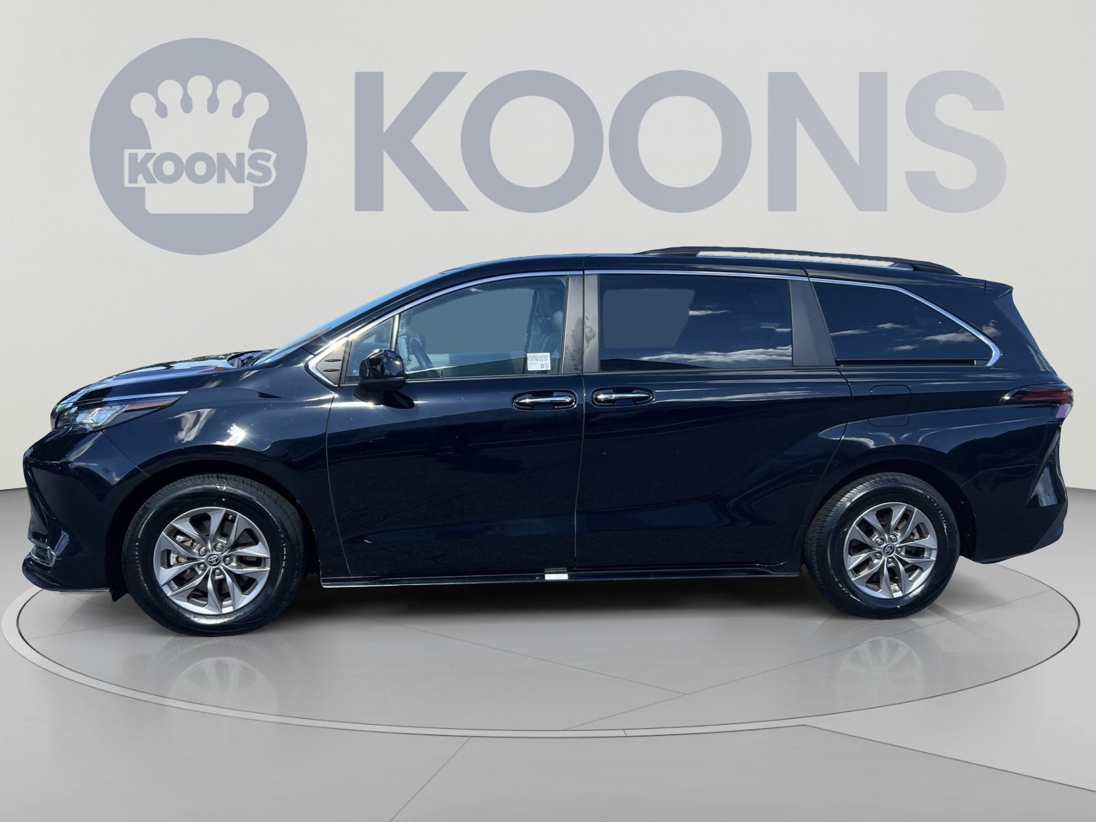 Used 2022 Toyota Sienna XLE FWD image 2
