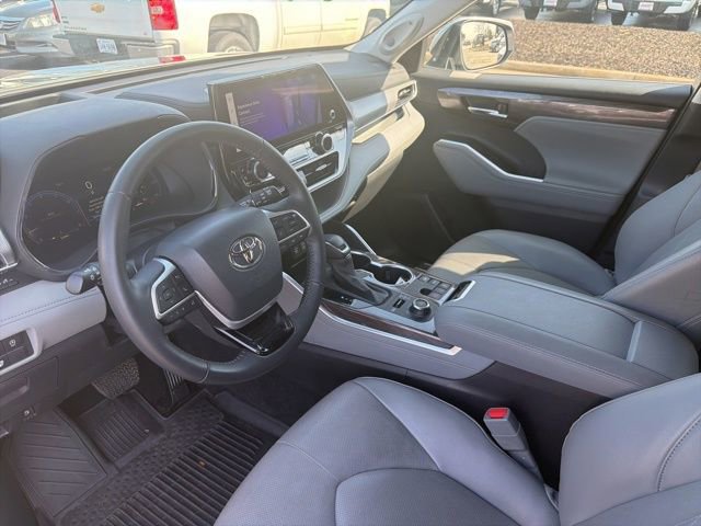 Used 2024 Toyota Highlander Platinum image 14