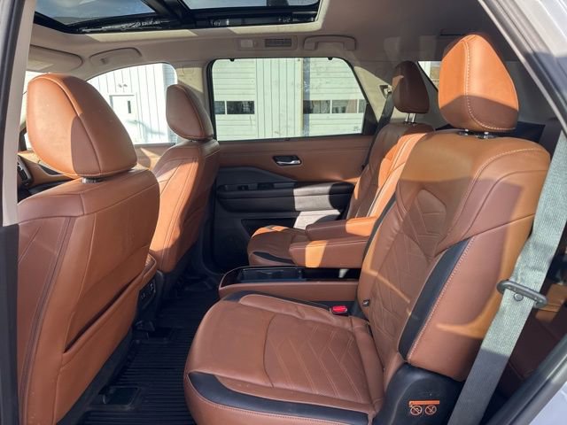 Used 2023 Nissan Pathfinder Platinum image 18