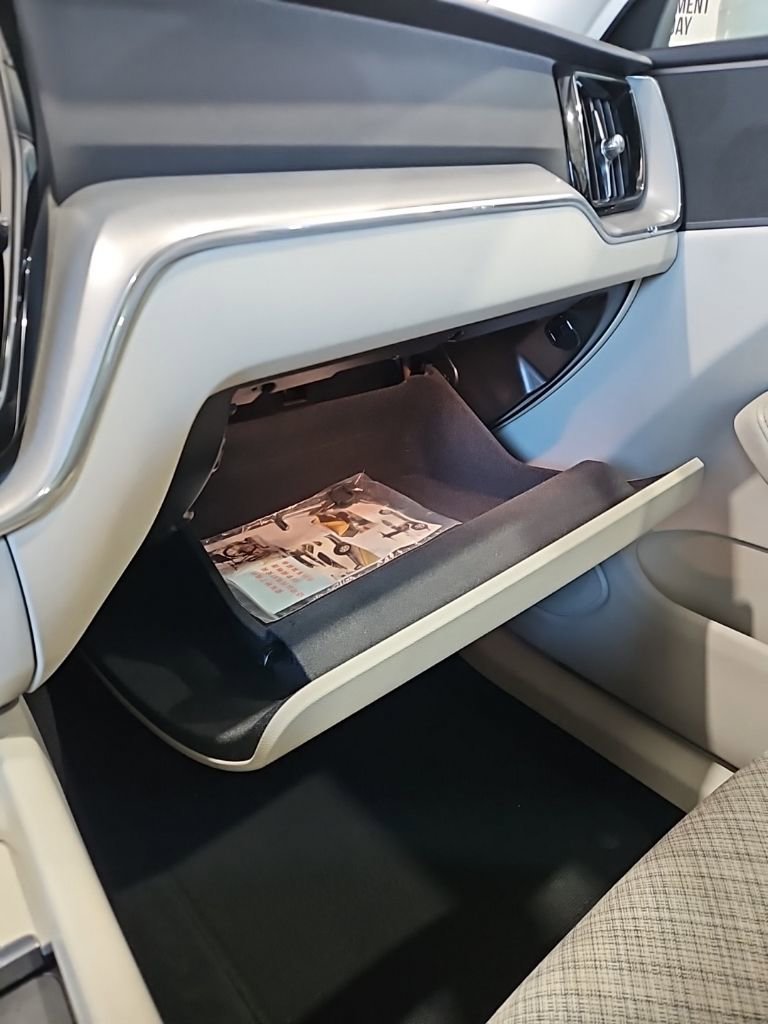 Used 2022 Volvo XC60 B5 Momentum image 30