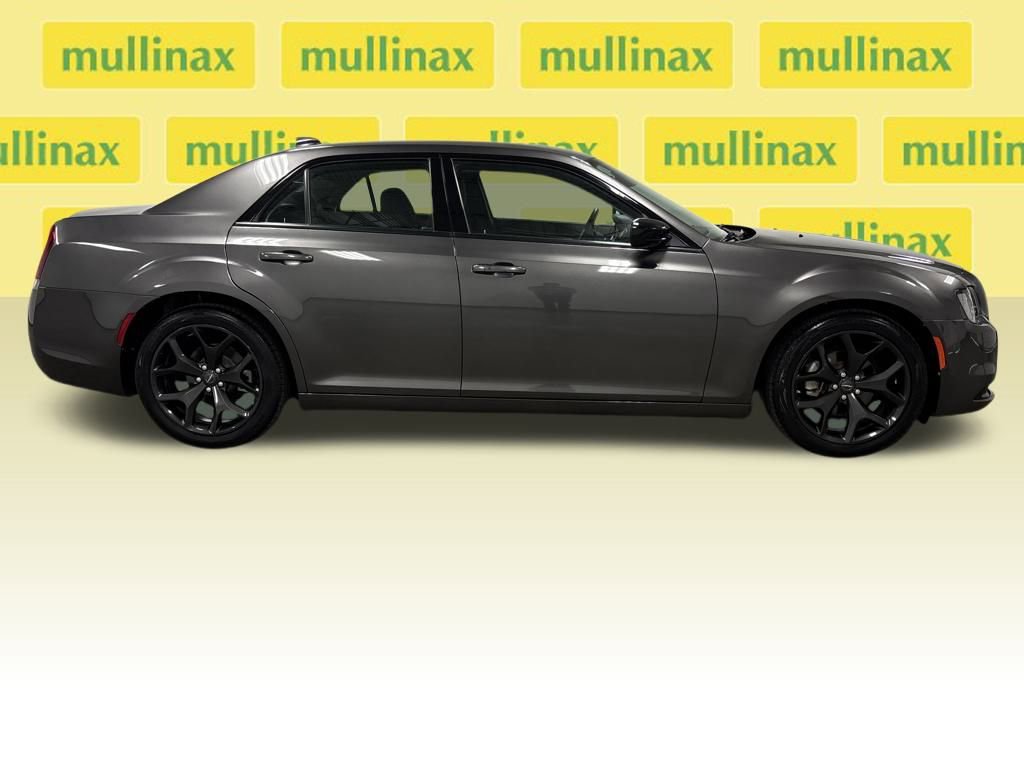 Used 2022 Chrysler 300 Touring w/ Sport Appearance Package image 21