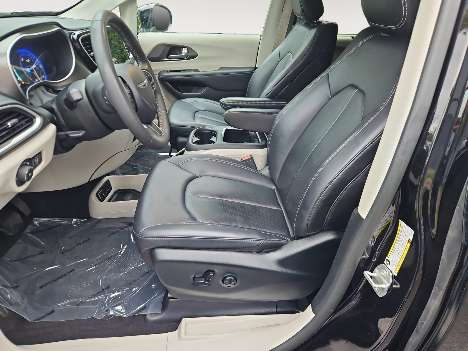 Used 2024 Chrysler Pacifica Touring-L FWD image 9