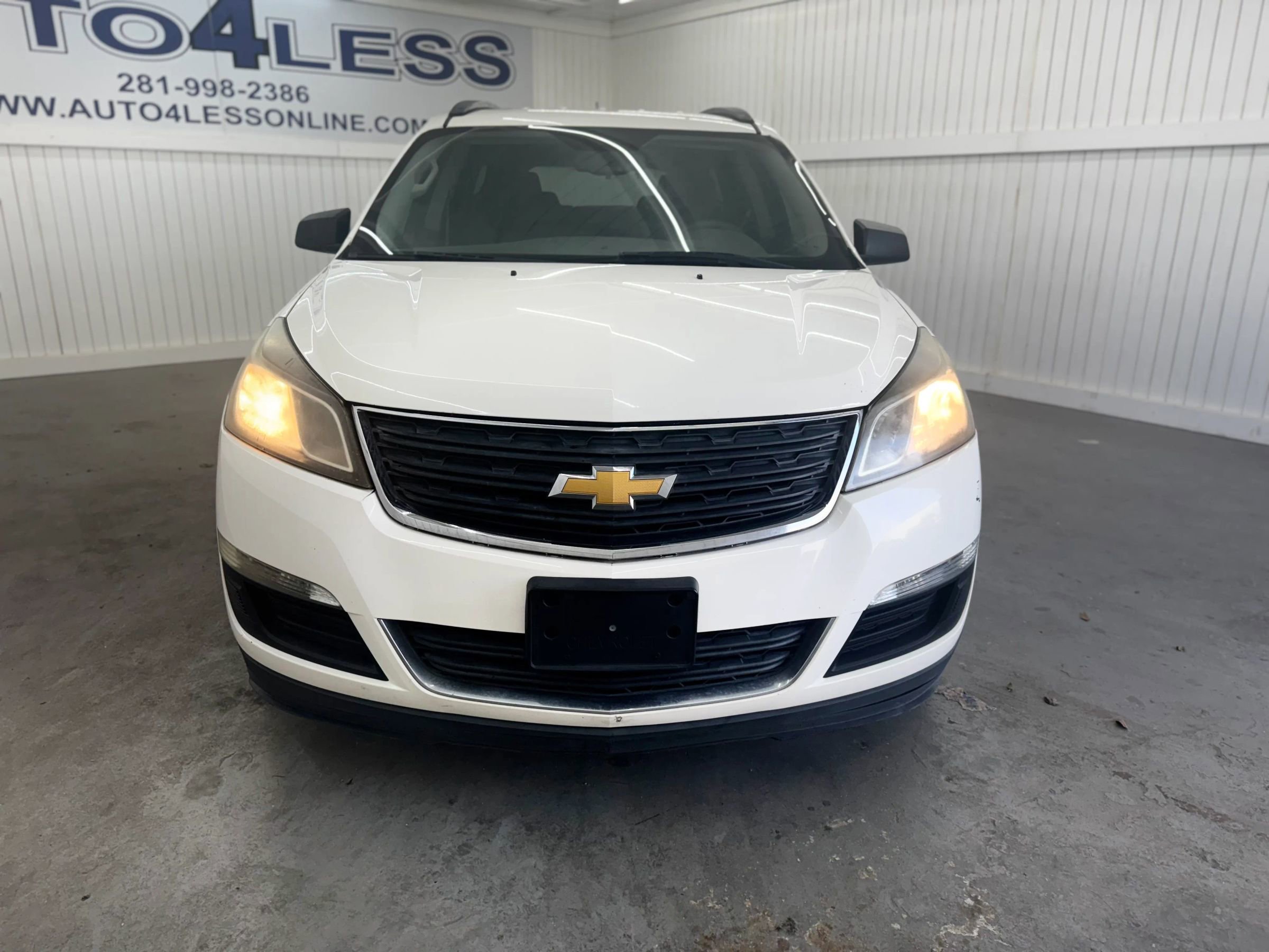 Used 2015 Chevrolet Traverse LS FWD image 2
