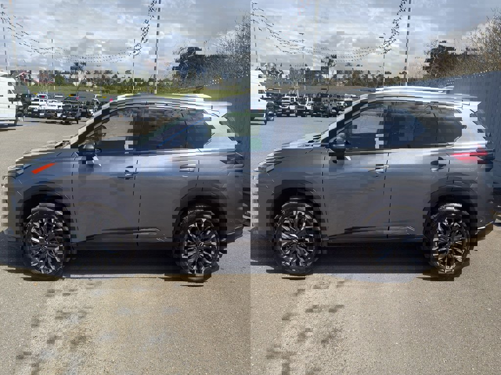 Used 2025 Nissan Rogue SL w/ Tech Package image 3