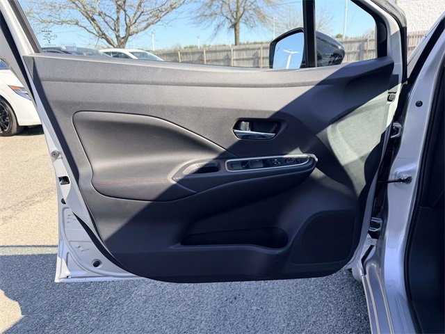 New 2025 Nissan Versa SR w/ Trunk Package image 14