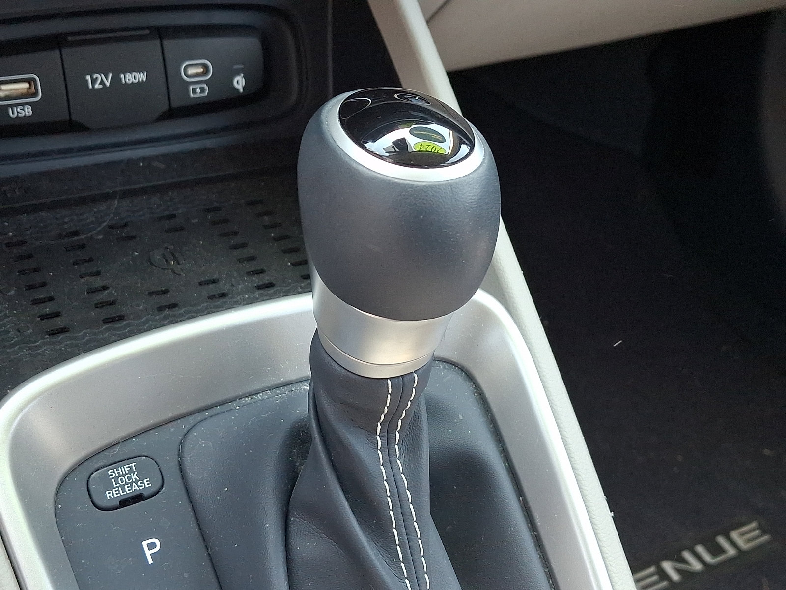 Used 2024 Hyundai Venue Limited FWD image 14