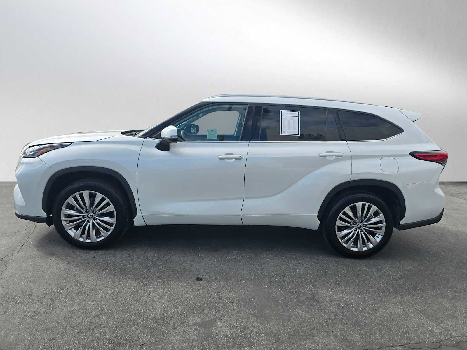 Used 2023 Toyota Highlander Platinum image 4