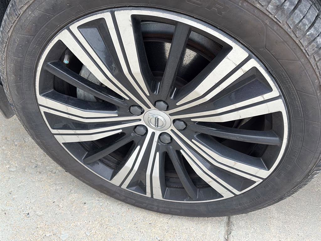Used 2022 Volvo XC60 T8 Inscription w/ Advanced Package image 2