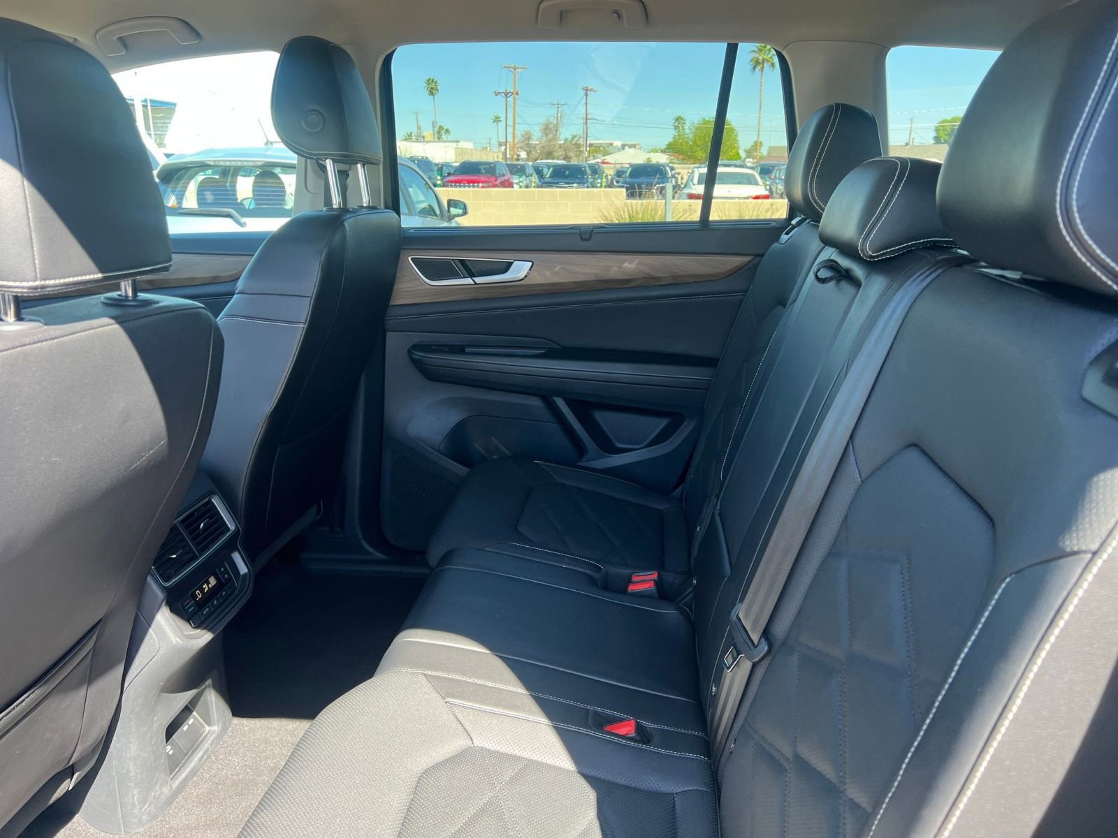 Used 2025 Volkswagen Atlas SE AWD/4WD image 28