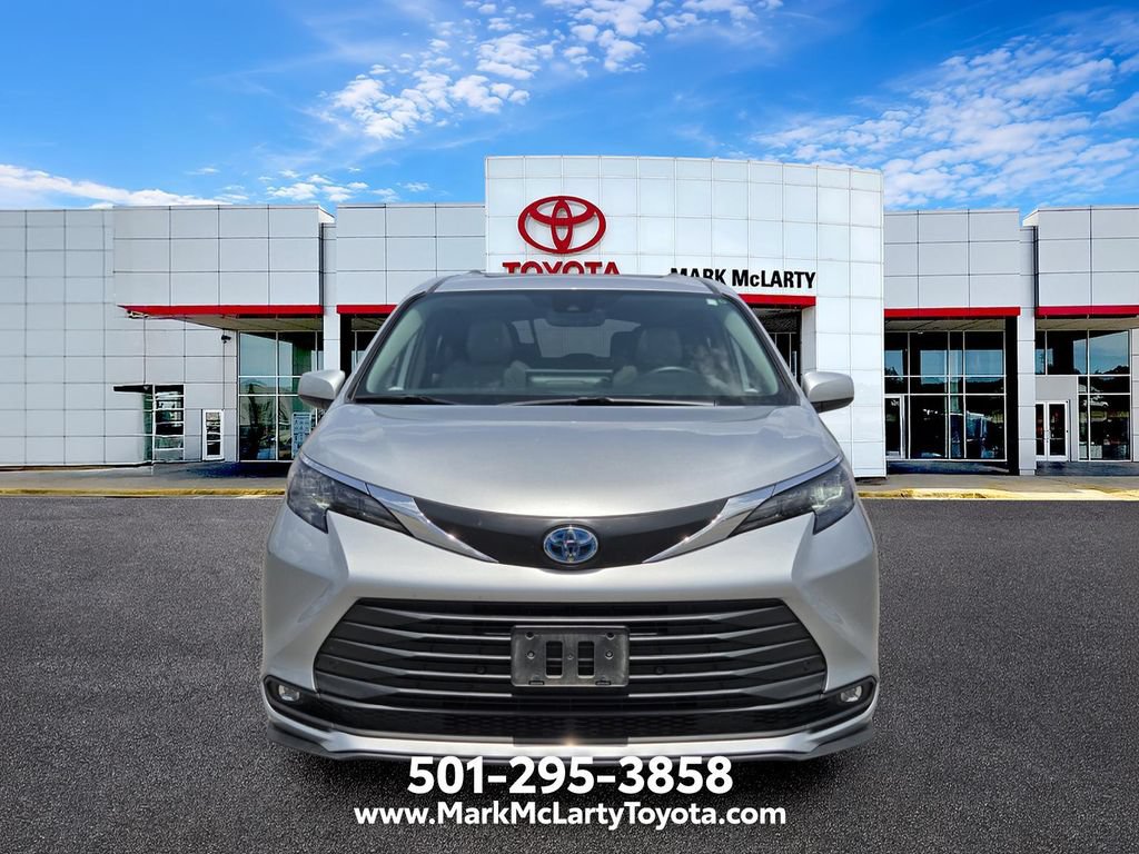 Used 2025 Toyota Sienna XLE FWD image 8