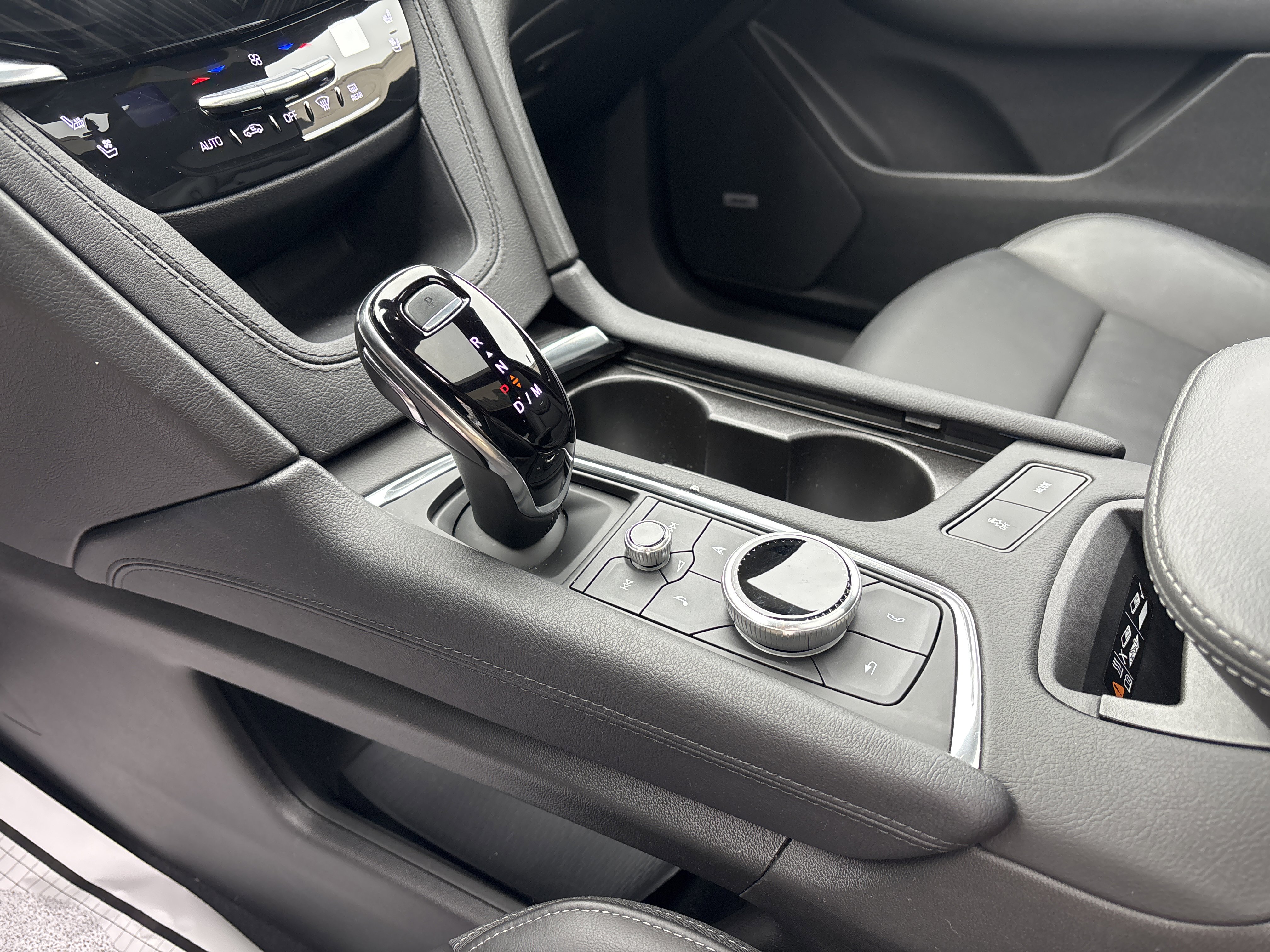 Used 2025 Cadillac XT6 Premium Luxury image 25