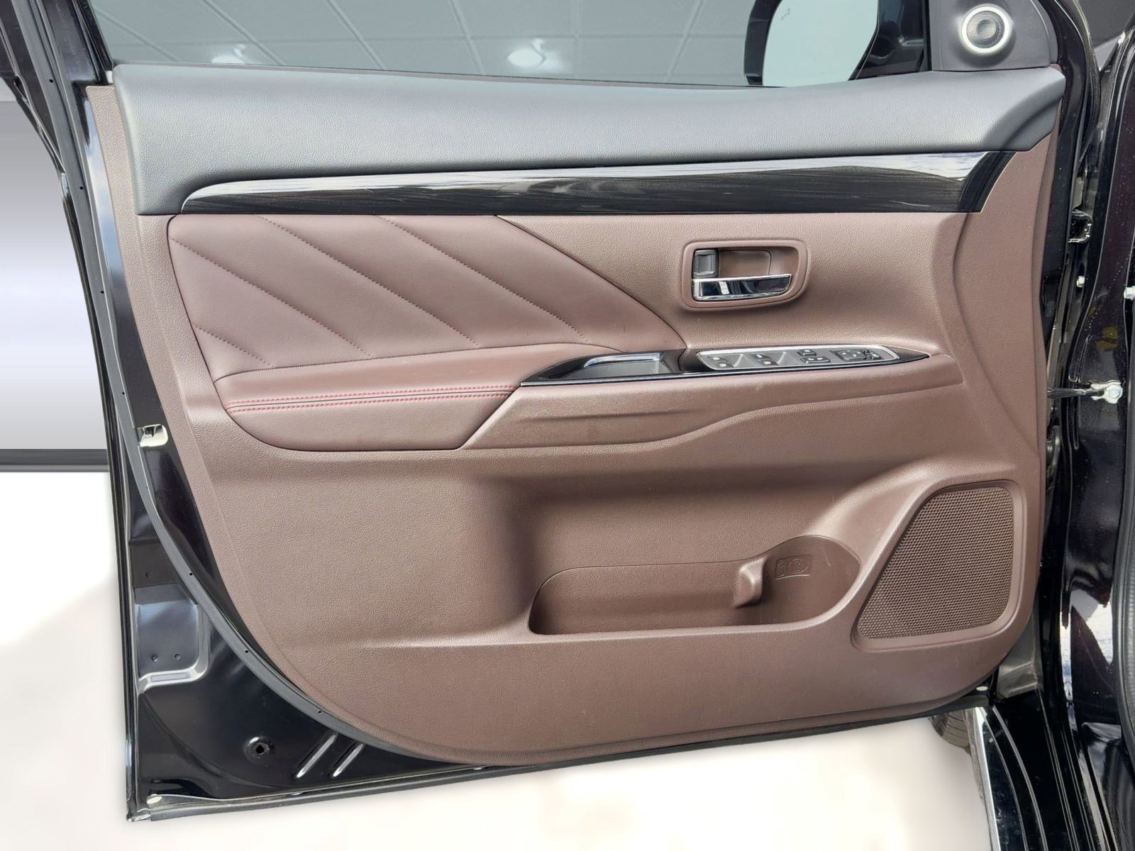 Used 2018 Mitsubishi Outlander SEL image 32