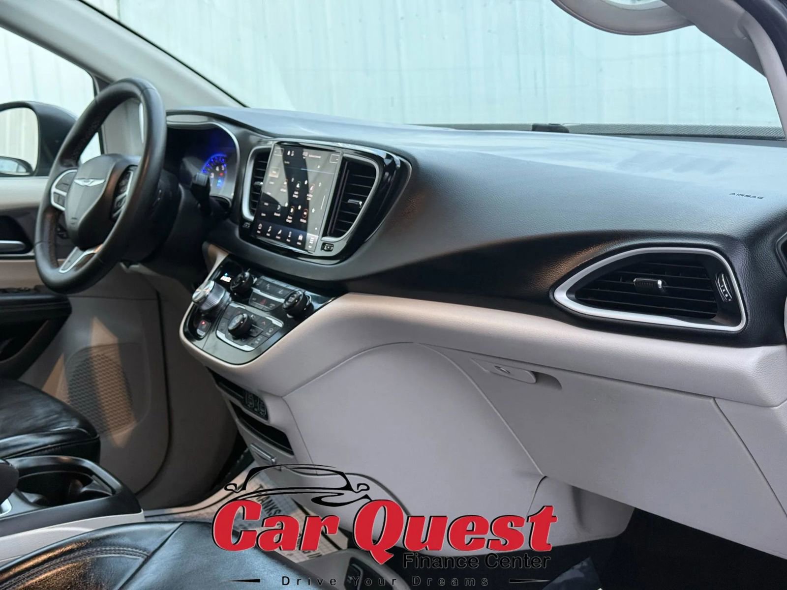Used 2023 Chrysler Pacifica Touring-L FWD image 20