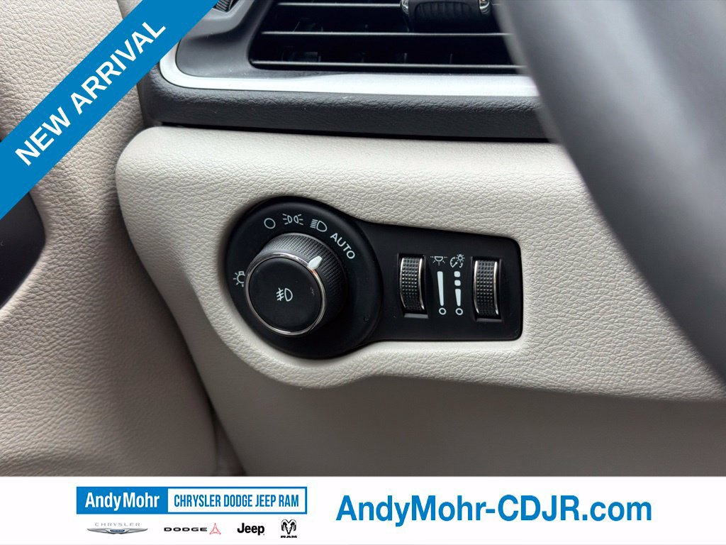 Used 2024 Chrysler Pacifica Touring-L FWD image 31