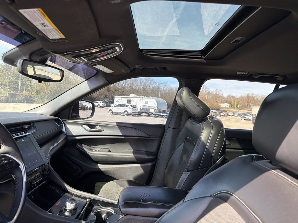 Used 2023 Jeep Grand Cherokee Altitude image 15