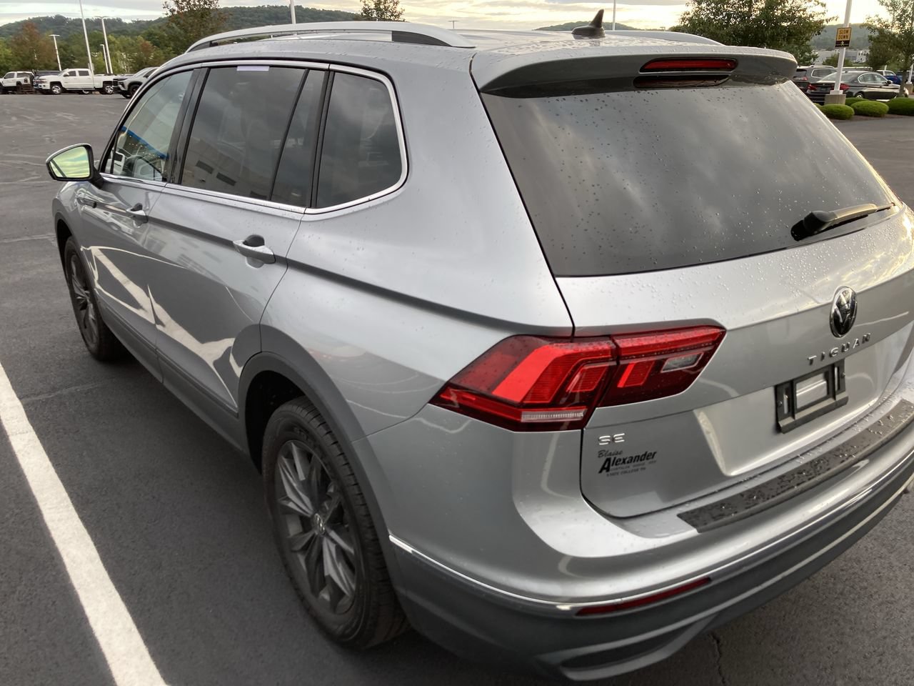 Used 2024 Volkswagen Tiguan SE AWD/4WD image 5