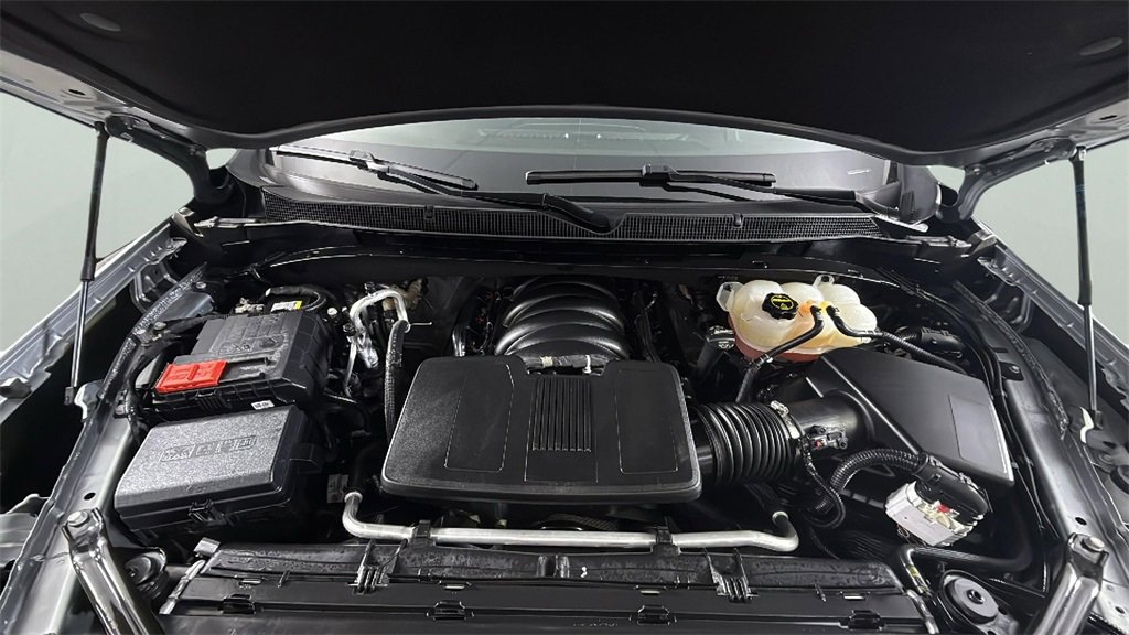 Used 2025 Chevrolet Suburban Z71 image 36