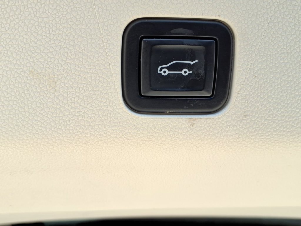 Used 2022 Cadillac Escalade Sport Platinum w/ LPO, ONYX Package AWD/4WD image 11