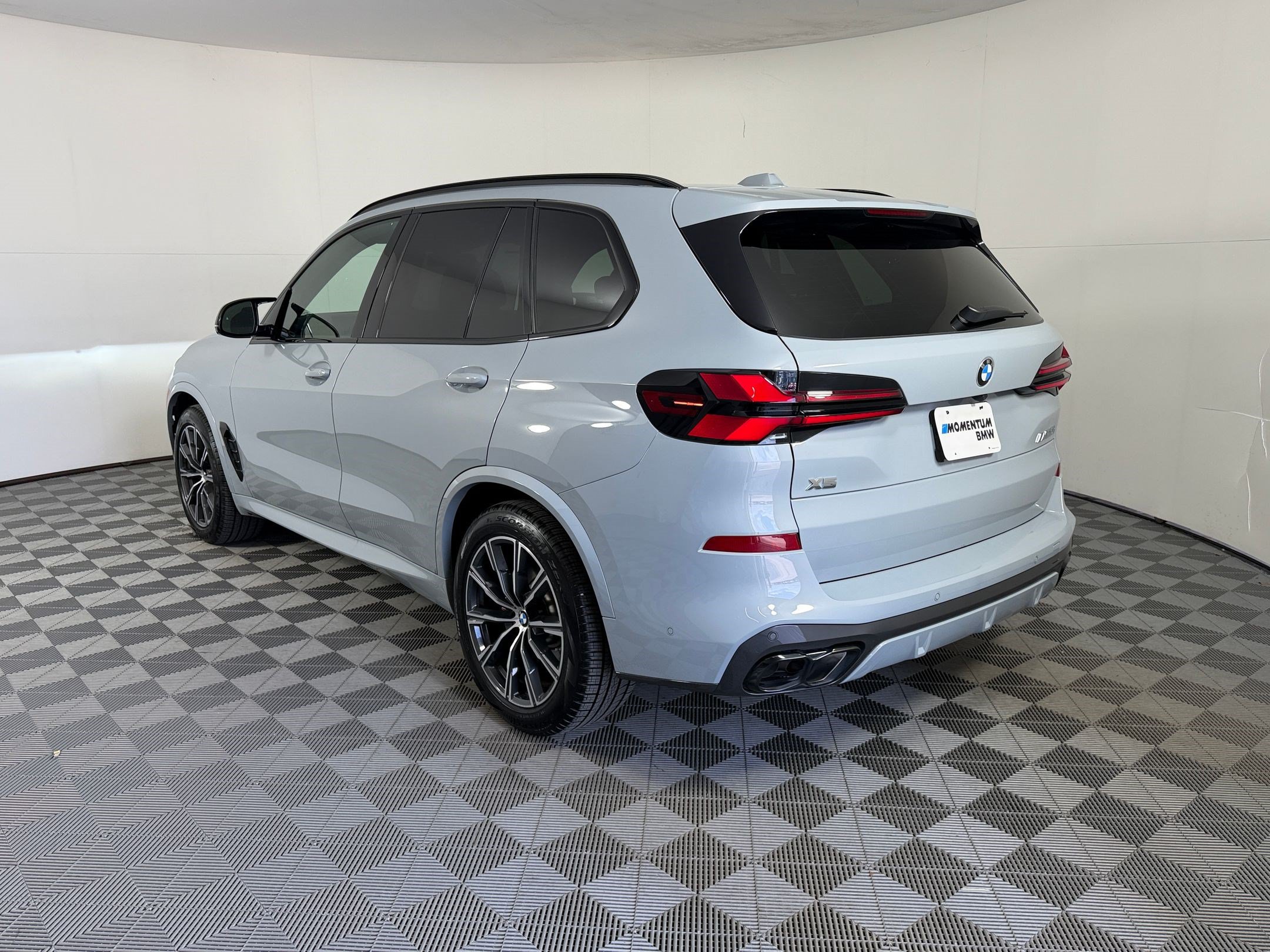 Used 2026 BMW X5 M60i AWD/4WD image 3