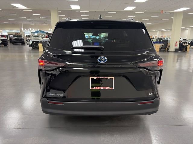 Certified 2025 Toyota Sienna LE image 6