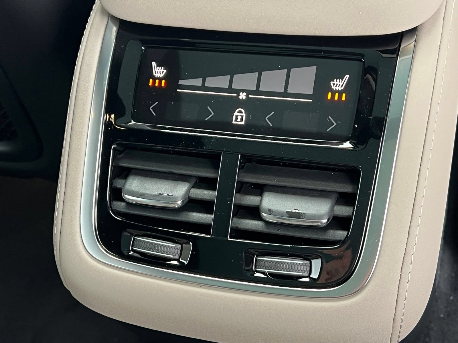 New 2027 Volvo XC60 B5 Core AWD/4WD image 18