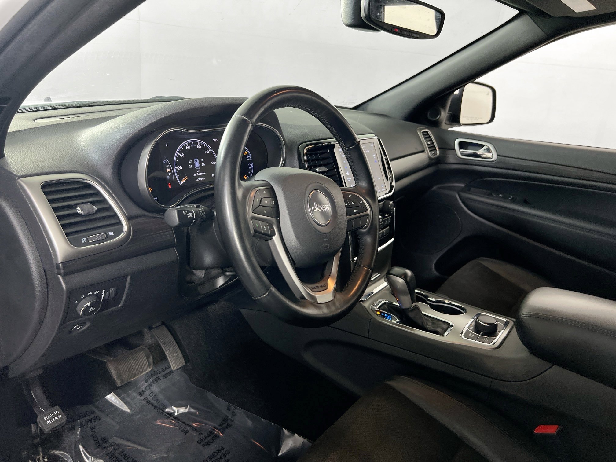 Used 2022 Jeep Grand Cherokee Laredo X image 9