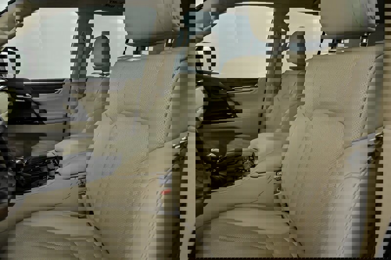 Used 2021 Lexus LX 570 4WD w/ Luxury Package image 19