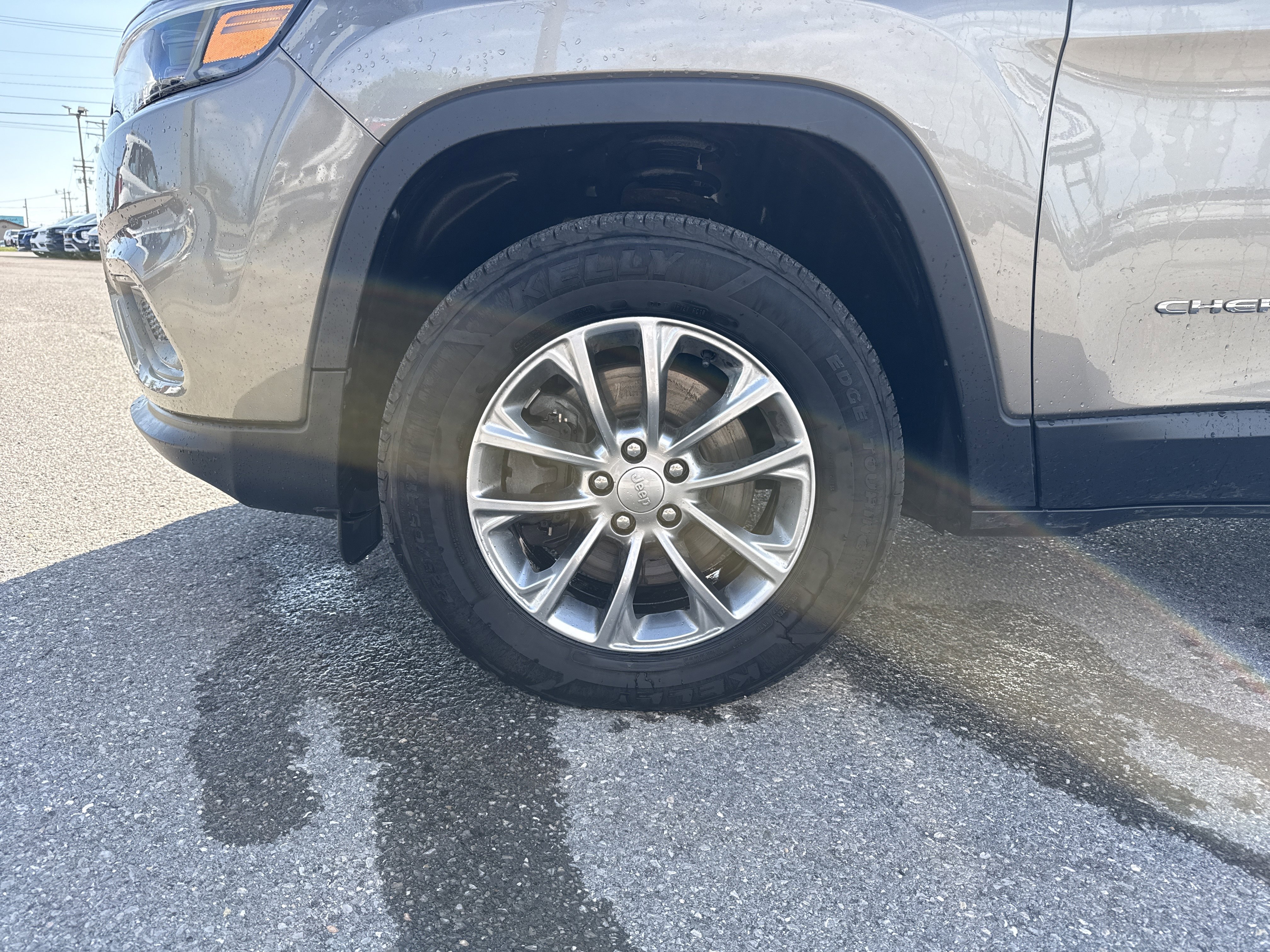 Used 2019 Jeep Cherokee Latitude Plus w/ Cold Weather Group AWD/4WD image 10
