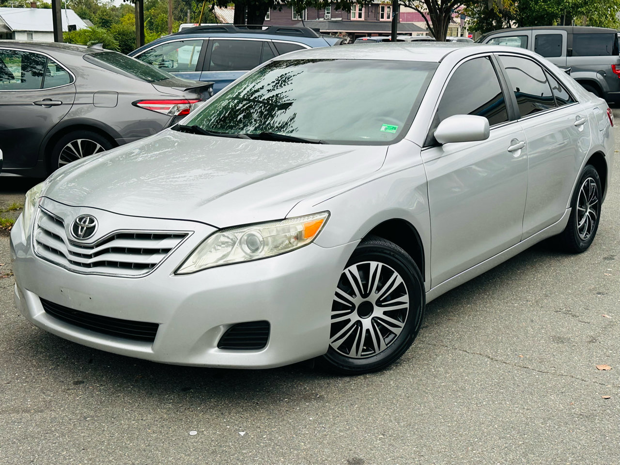Used 2010 Toyota Camry LE FWD image 2