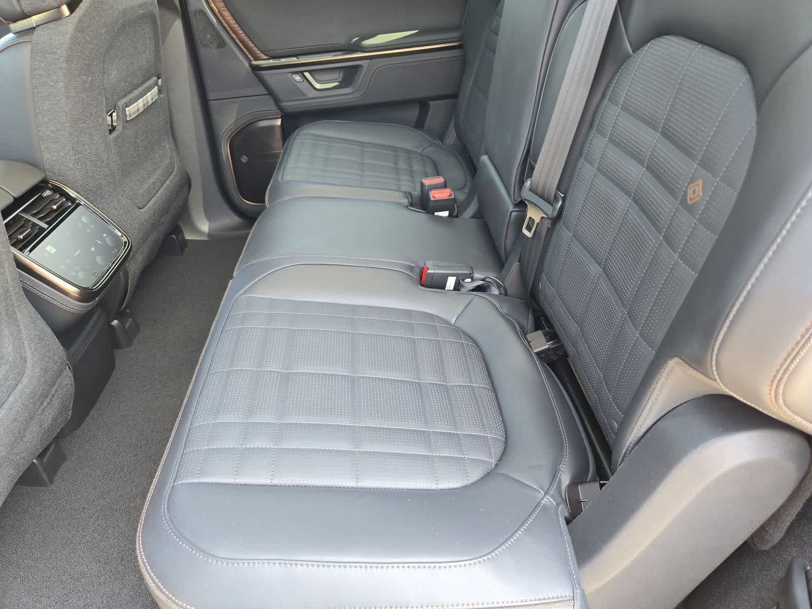 Used 2025 Rivian R1S Premium AWD/4WD image 19
