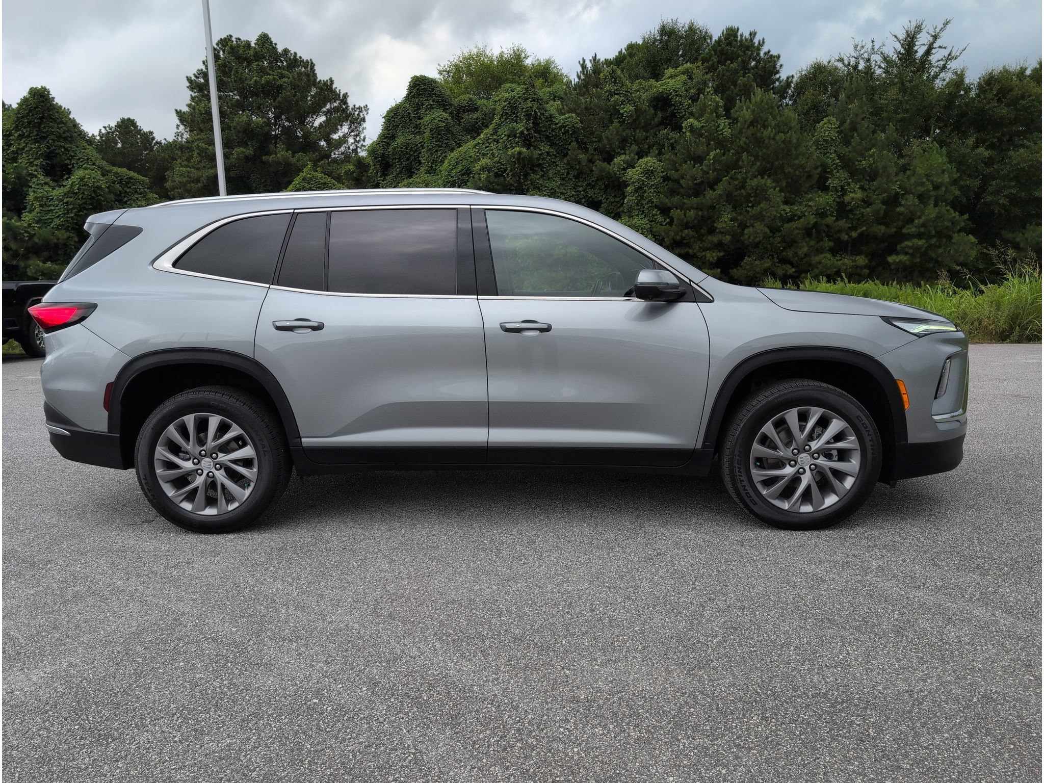 Used 2025 Buick Enclave Preferred FWD image 9