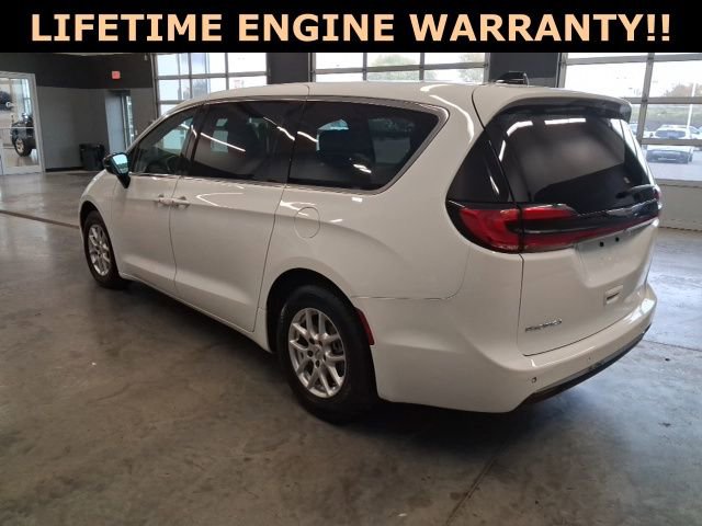 Used 2024 Chrysler Pacifica Touring-L image 6