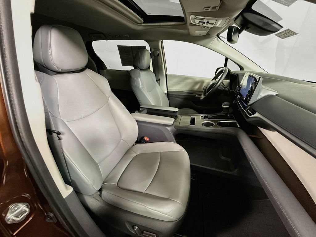Used 2022 Toyota Sienna XLE FWD image 27
