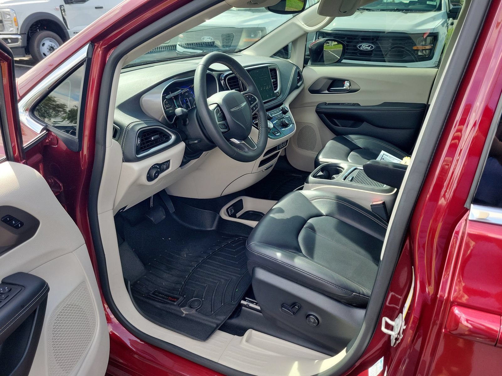 Used 2023 Chrysler Pacifica Touring-L FWD image 16