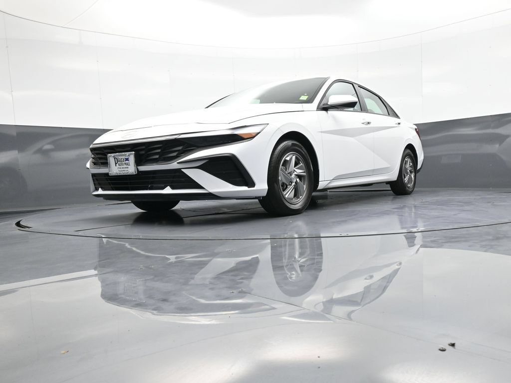 Certified 2025 Hyundai Elantra SE w/ Cargo Package FWD image 25