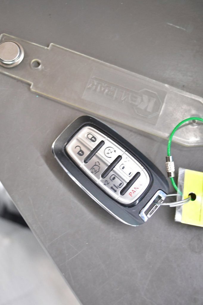 Used 2024 Chrysler Pacifica Touring-L FWD image 2