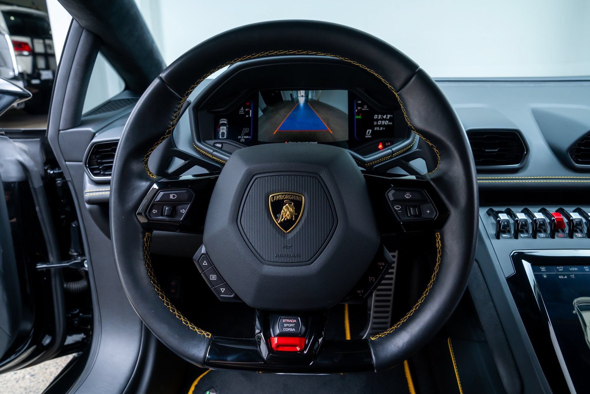 Used 2022 Lamborghini Huracan EVO RWD image 18