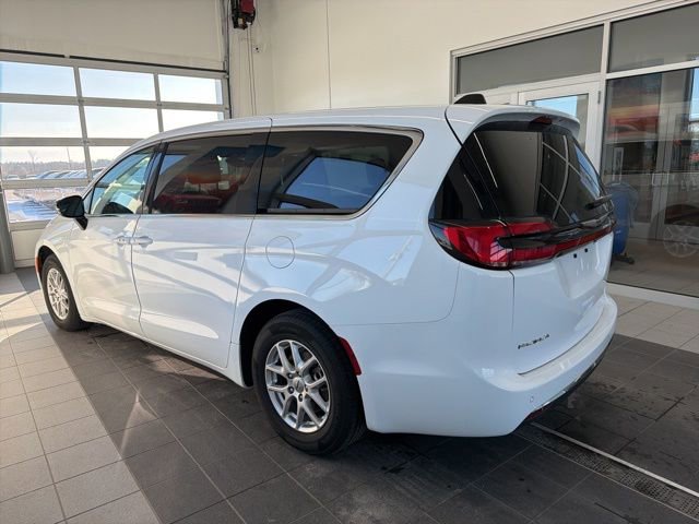 Used 2024 Chrysler Pacifica Touring-L FWD image 3