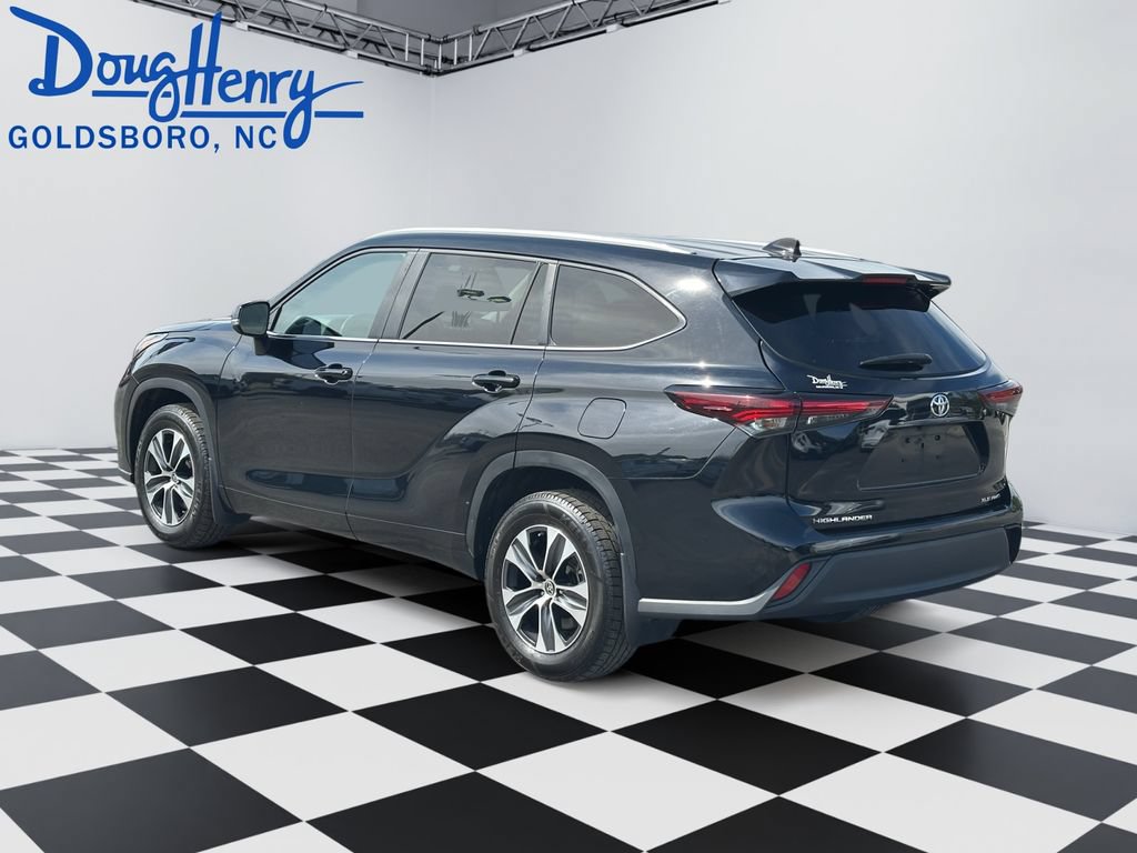 Used 2024 Toyota Highlander XLE AWD/4WD image 3