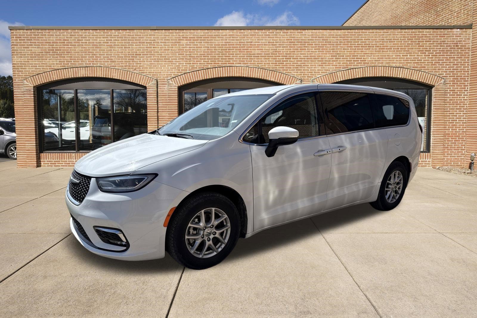 Used 2023 Chrysler Pacifica Touring-L image 7