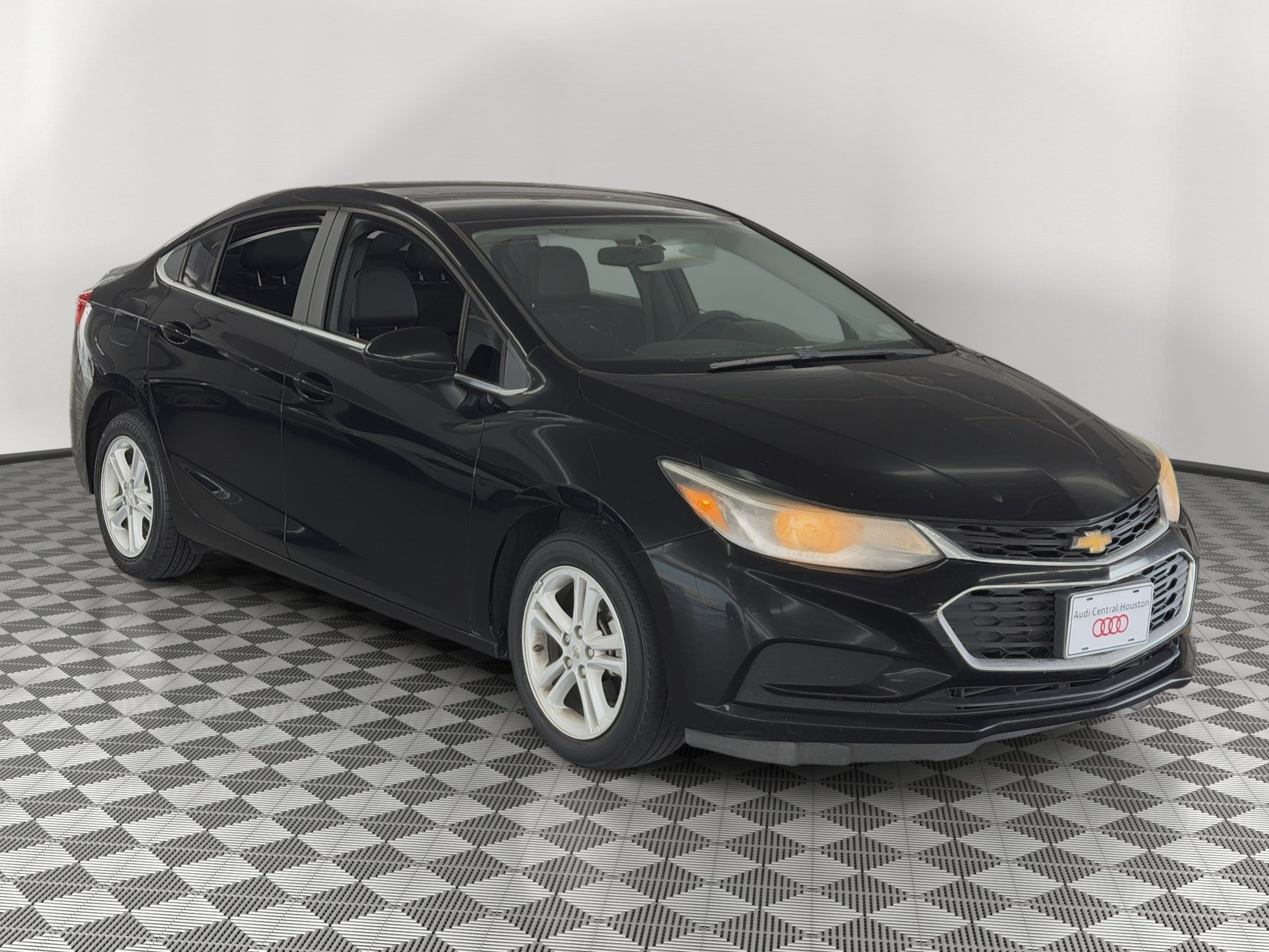 Used 2018 Chevrolet Cruze LT w/ Leather Package FWD image 7