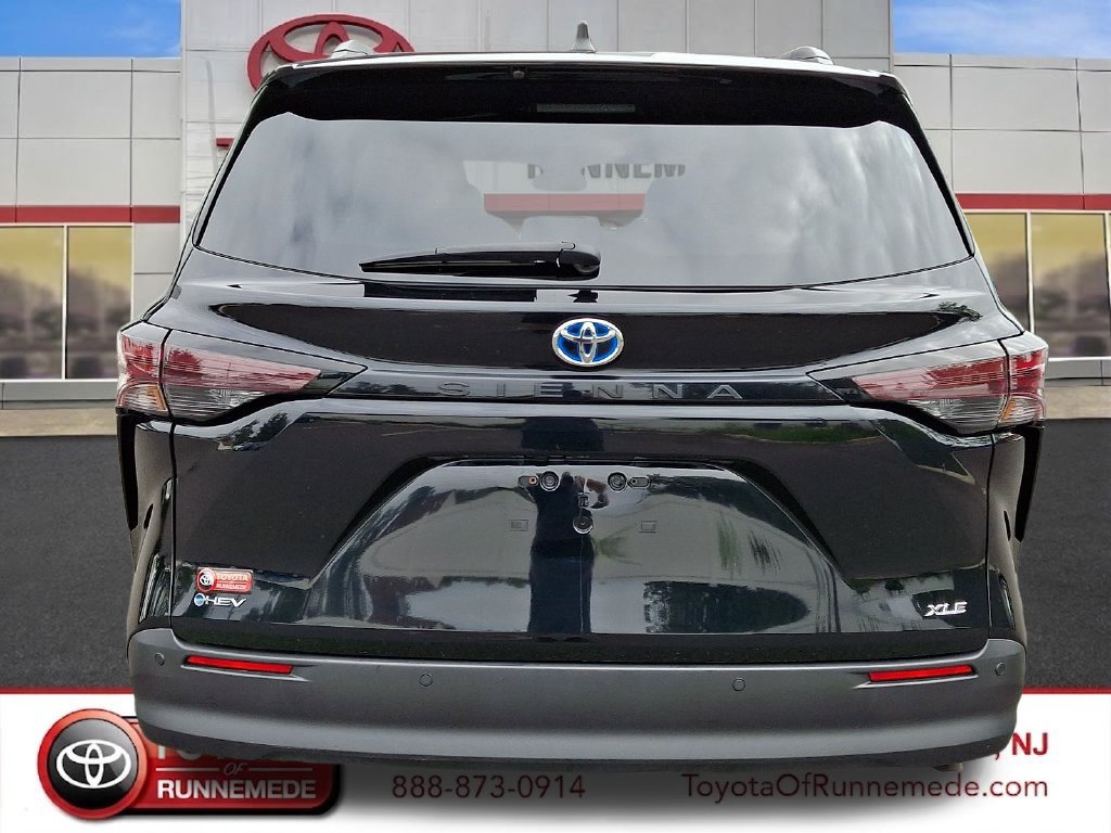 Used 2025 Toyota Sienna XLE FWD image 5