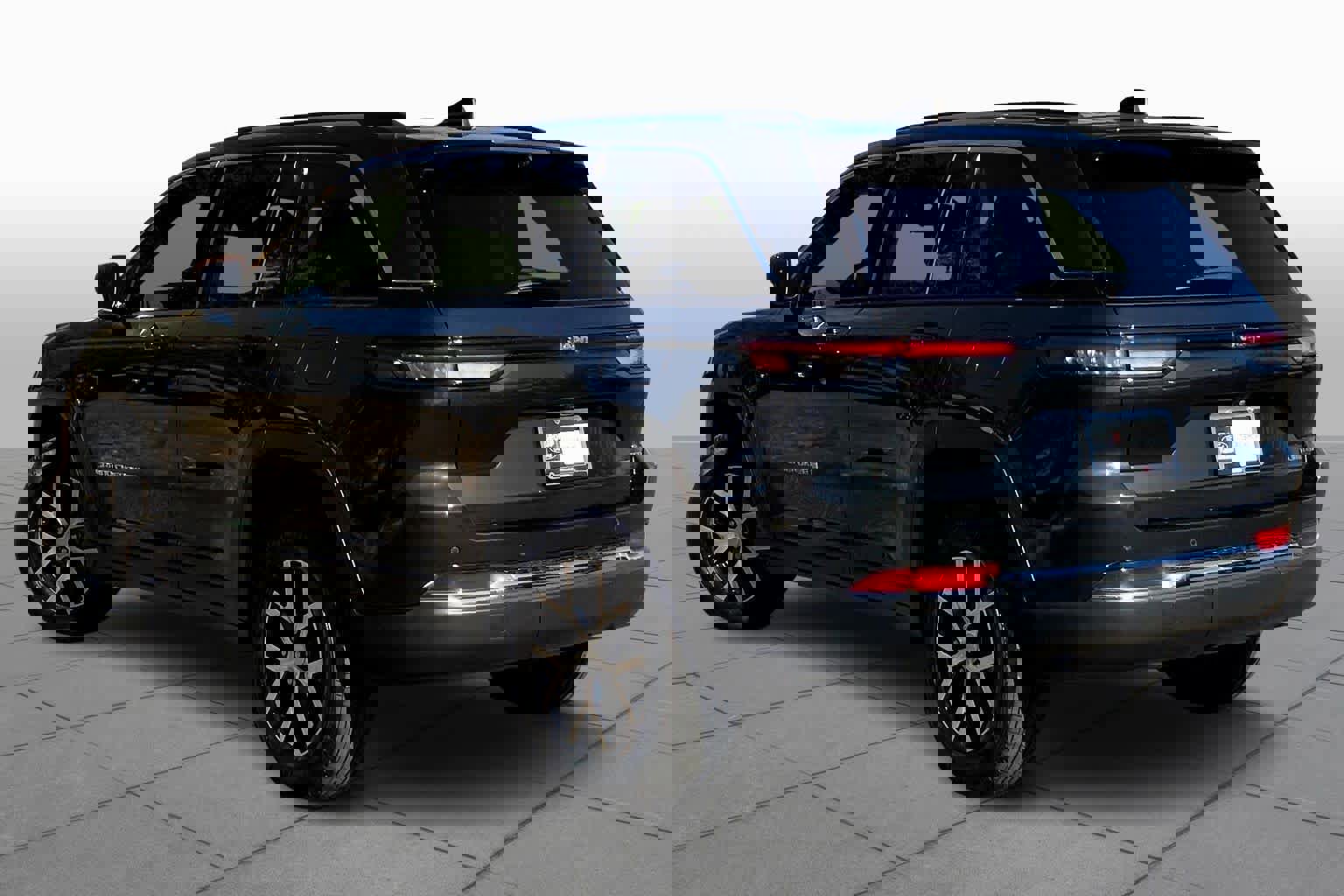 Used 2023 Jeep Grand Cherokee Limited w/ Luxury Tech Group II image 11