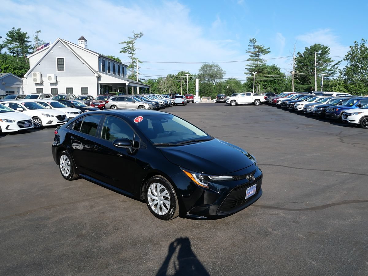 Used 2024 Toyota Corolla LE FWD image 2