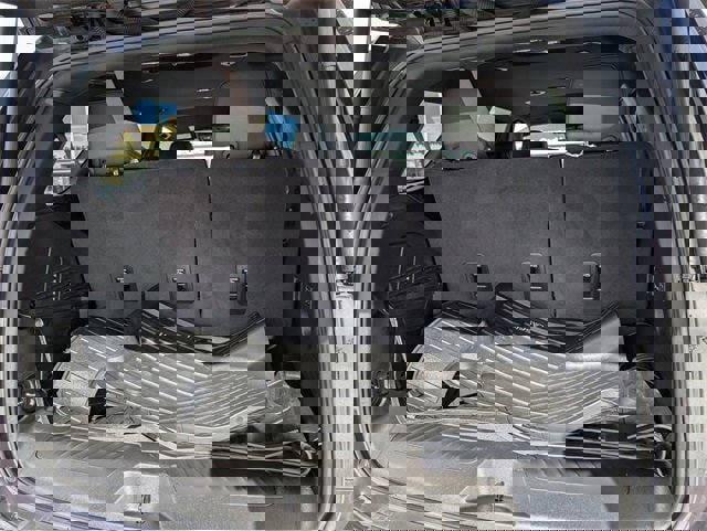 Used 2024 GMC Yukon SLT w/ SLT Luxury Package image 25