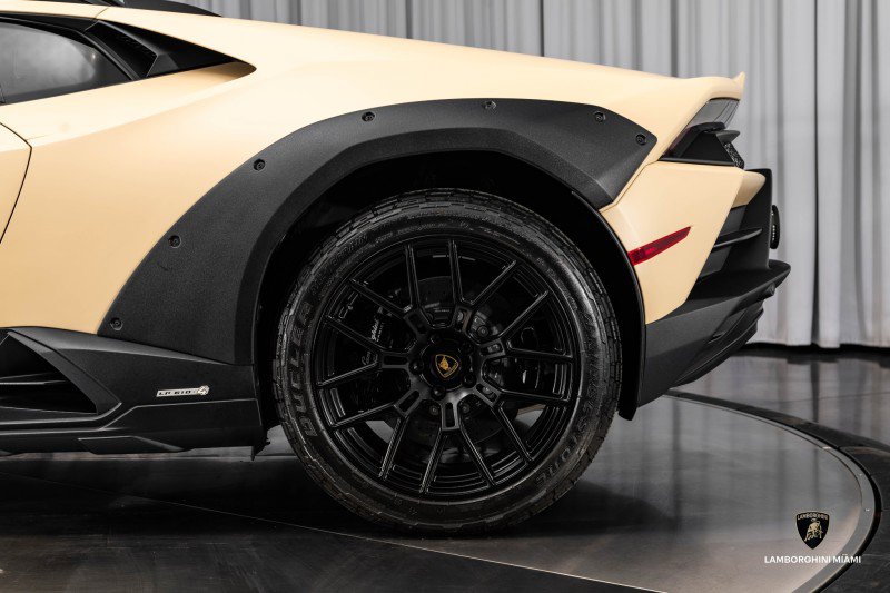 Used 2024 Lamborghini Huracan Sterrato image 19