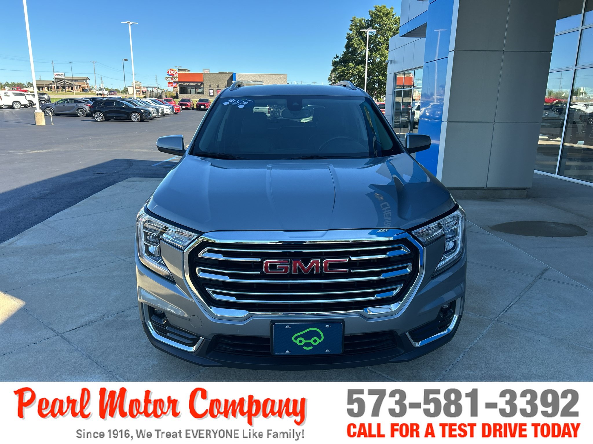 Used 2024 GMC Terrain SLT AWD/4WD image 2