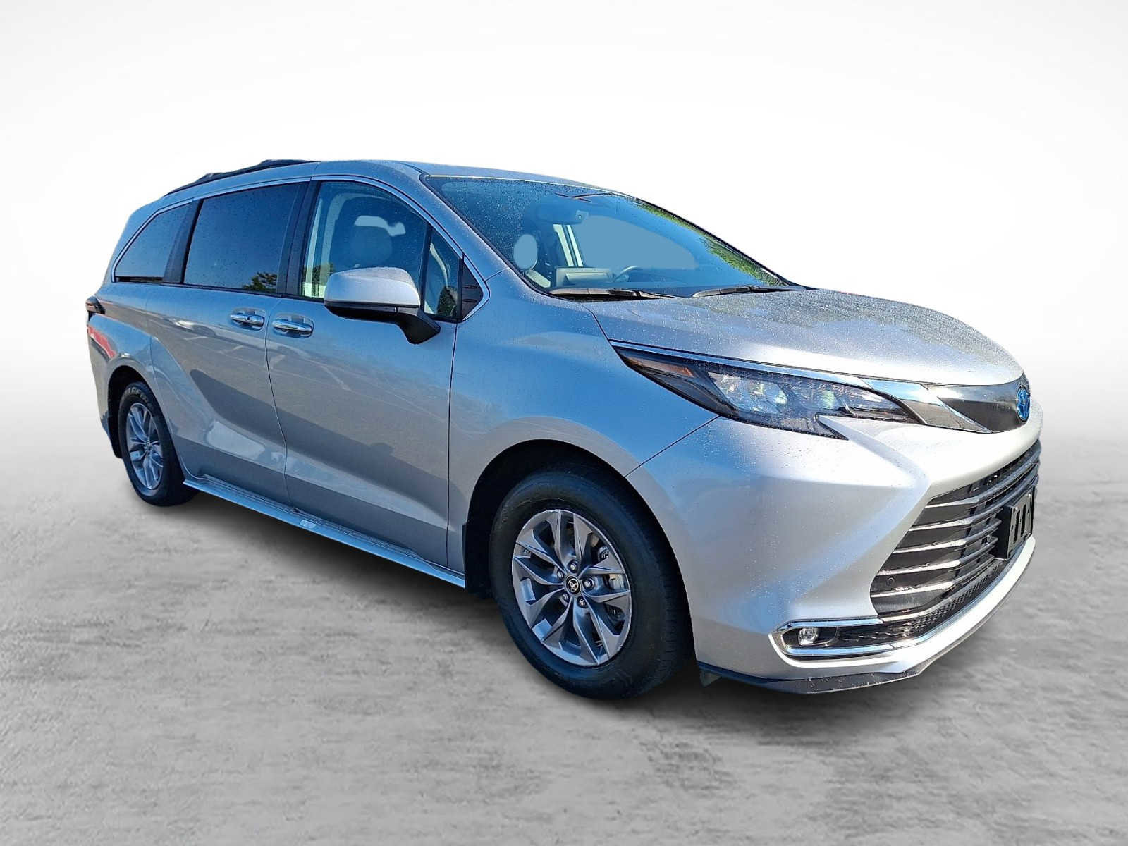 Used 2024 Toyota Sienna XLE w/ XLE Plus Package AWD/4WD image 2