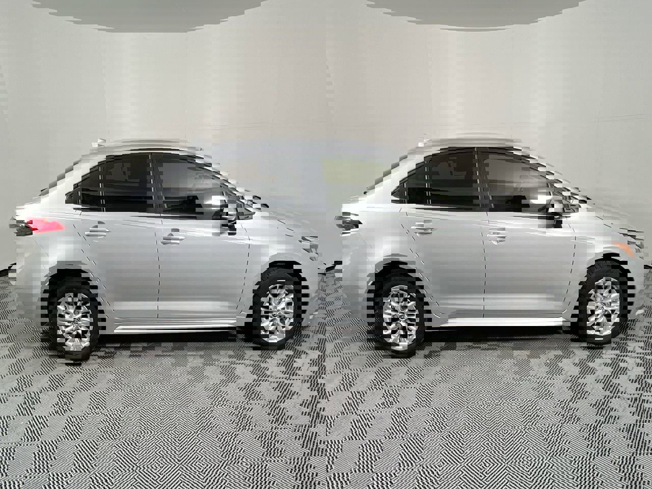 Used 2025 Toyota Corolla LE image 2