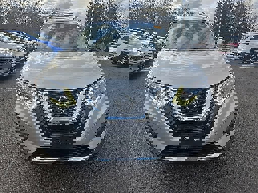 Used 2020 Nissan Rogue SV image 2